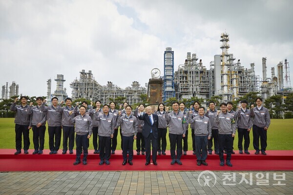 김승연 한화그룹 회장이 17일 한화토탈에너지스 대산공장 임직원들과 위기극복의 의지를 다지는 기념 사진을 촬영하고 있다. (제공: 한화그룹) ⓒ천지일보 2025.06.17.
