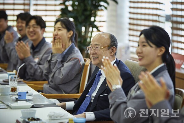 김승연 한화그룹 회장이 17일 한화토탈에너지스 대산공장 직원들과 오찬을 하며 환담을 나누고 있다. (제공: 한화그룹) ⓒ천지일보 2025.06.17.