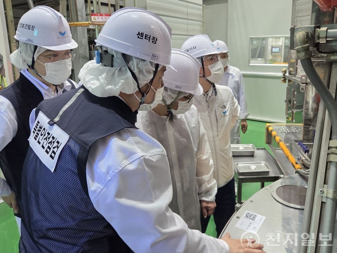 SPC그룹 계열사 생산센터에서 노∙사∙외부전문가 합동 안전점검을 실시하고 있다. (제공: SPC그룹) ⓒ천지일보 2025.06.18.