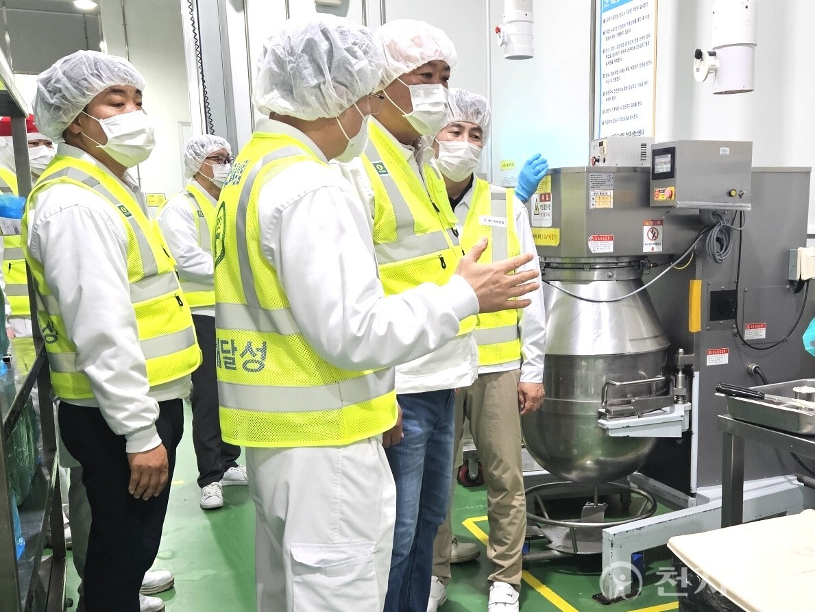 SPC그룹 계열사 생산센터에서 노∙사∙외부전문가 합동 안전점검을 실시하고 있다. (제공: SPC그룹) ⓒ천지일보 2025.06.18.