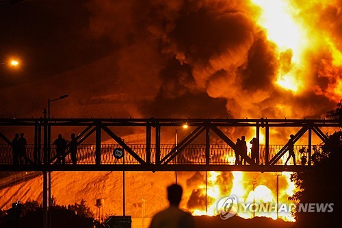 이스라엘과 이란 양측은 분쟁 사흘째인 15일(현지시간) 상대국 대도시 도심을 직접 겨냥한 공습을 주고받으며 충돌 수위가 한층 높아졌다. 전날 양국은 에너지 시설을 공격했다. 사진은 이스라엘의 공습으로 불타는 이란 정유시설 (출처: 연합뉴스)