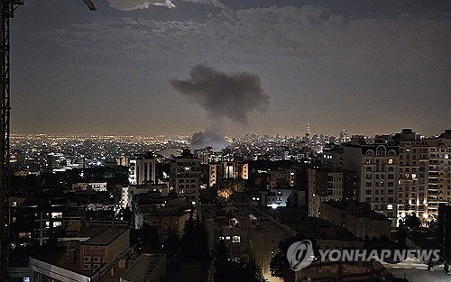 이스라엘이 이란 영공을 장악했다고 주장하는 가운데 16일(현지시간) 이란 국영 방송사(IRIB)를 타격하자 이란은 미국에게 공중전에서 휴전을 중재할 것을 촉구했다. 사진은 이스라엘 공습 받은 이란 수도 테헤란 (출처: AFP 통신, 연합뉴스)