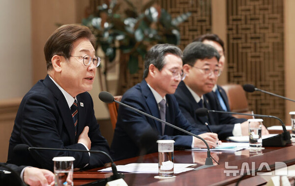 이재명 대통령이 9일 서울 용산구 대통령실 청사에서 열린 2차 비상경제점검 태스크포스(TF)회의를 주재하고 있다. (출처: 뉴시스) 2025.06.09.