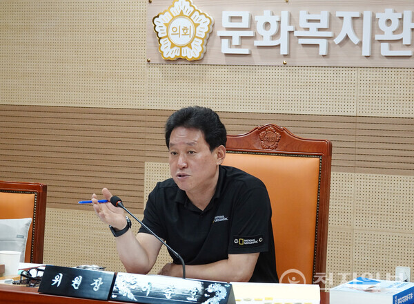 이춘호 아산시의원이 문화복지국 경로장애인과 결산심사를 하고 있다. (제공: 아산시의회)  ⓒ천지일보 2025.06.20.