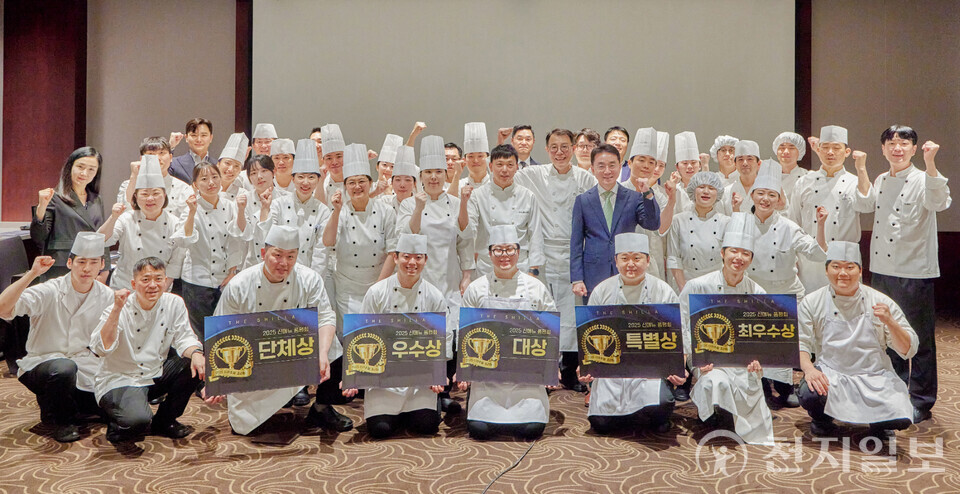 지난 19일 서울신라호텔 셰프들이 요리 대결을 펼친 가운데 참석자들이 기념사진을 촬영하고 있다. (제공: 서울신라호텔) ⓒ천지일보 2025.06.24.