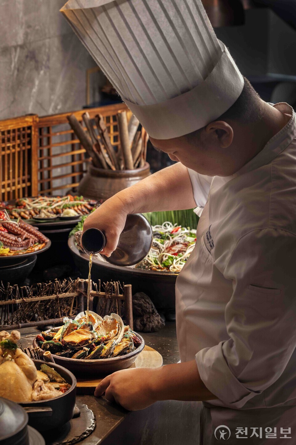 박충만 총주방장과 전복장. (제공: 더블트리 바이 힐튼 서울 판교) ⓒ천지일보 2025.06.24.