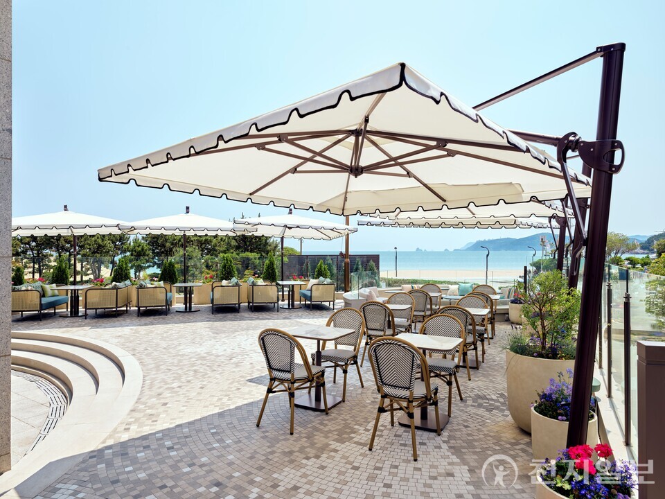 라운지앤바 테라스 292. (제공: 그랜드 조선 부산) ⓒ천지일보 2025.06.24.