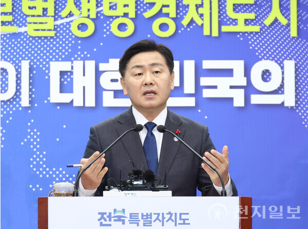 Jeonbuk Province promoted achievements such as investment attraction at the midpoint of the 8th administration, but was criticized by the provincial assembly for securing only 33% of pledge budgets and executing just 8.5% of investments. The photo shows Jeonbuk Governor Kim Kwan-young holding a press conference on January 17 to mark the first anniversary of the launch of Jeonbuk Special Self-Governing Province. (Source: Jeonbuk Provincial Government) ©Cheonji Ilbo, June 25, 2025.
