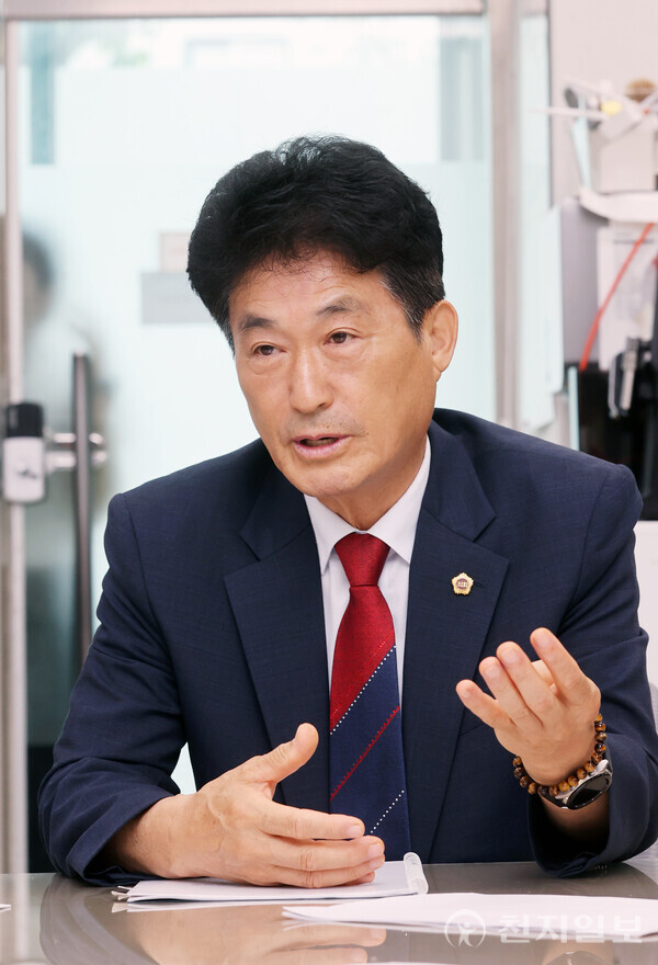 이양섭(국민의힘, 진천2) 충북도의장이 25일 도청 기자실을 방문해 기자들과 대화를 나누고 있다. (제공: 충북도의회) ⓒ천지일보 2025.06.25.