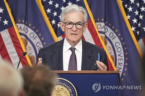 (출처: EPA 통신, 연합뉴스) 제롬 파월 미국 연방준비제도 의장이 7일(현지시간) 워싱턴DC에서 연방공개시장위원회(FOMC)의 기준금리 동결 결정 뒤 기자회견을 하고 있다.