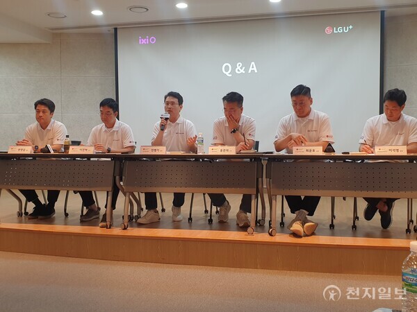 [천지일보=황해연 기자] 한영섭 LG유플러스 AI테크랩장과 이진혁 익시오개발테스크장(상무), 전병기 AX기술그룹장(전무), 홍관희 정보보안센터 전무, 최윤호 AI Agent추진그룹장(상무), 이석영 모바일Agent트라이브 담당이 26일 서울 중구 LG서울역빌딩 3층 대강당에서 개최된 ‘AI 보안 기술 설명회’에서 질의응답을 하고 있다. ⓒ천지일보 2025.06.26.