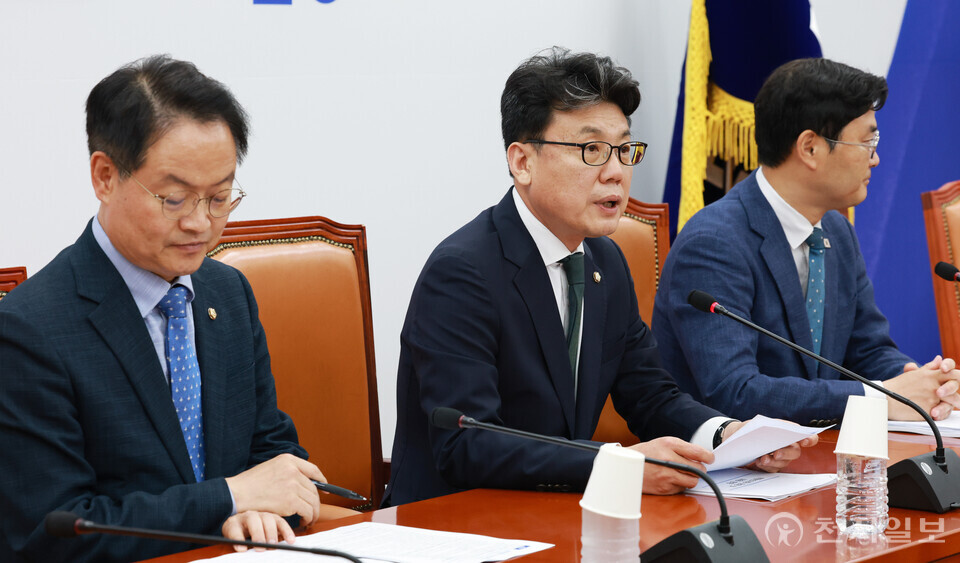 [천지일보=박준성 기자] 더불어민주당 진성준 정책위의장이 26일 서울 여의도 국회에서 임시회 중점처리 법안 및 정책현안 관련 신속한 본회의 개최를 촉구하는 기자회견을 하고 있다.ⓒ천지일보 2025.06.26.