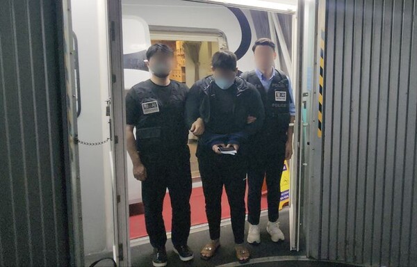 [서울=뉴시스] 경찰청은 투자 리딩방 사기조직 총책 A(26)씨를 이날 오전 인천국제공항을 통해 강제 송환했다고 밝혔다. (사진=경찰청 제공) 2025.06.28.