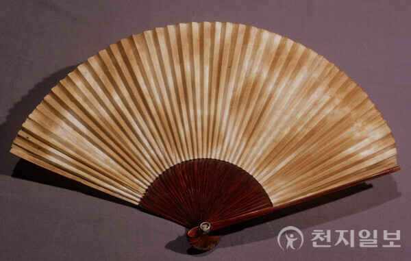 단오선은 부채살에 종이 또는 깁을 붙여 접었다 폈다 할 수 있도록 만든 부채를 말한다. (단국대학교 석주선기념민속박물관 소장) (출처: 한국학중앙연구원) ⓒ천지일보 2025.07.02.