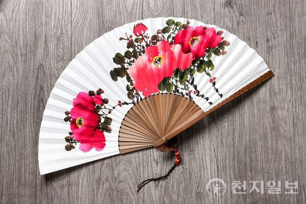 조선 시대에는 양반과 선비들이 부채에 시를 쓰고 그림을 그려 교류의 수단으로 활용하곤 했다. 부채 하나가 곧 시첩이자 화첩이었던 셈이다. (출처: 게티이미지뱅크) ⓒ천지일보 2025.07.02.