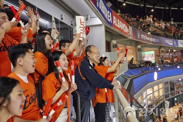 김승연 한화그룹 회장이 임직원들과 함께 경기를 관람하고 있다. (제공: 한화그룹) ⓒ천지일보 2025.07.04.