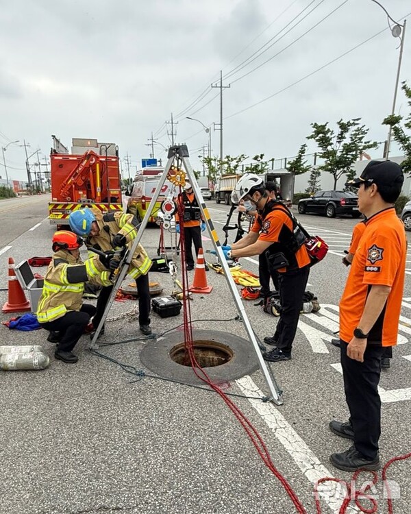 [인천=뉴시스] 6일 오전 인천 계양구 병방동 한 도로 맨홀 아래 오수관 관로에서 작업하던 인부 1명이 실종돼 소방당국이 수색하고 있다. (사진=인천소방본부 제공) 2025.07.07