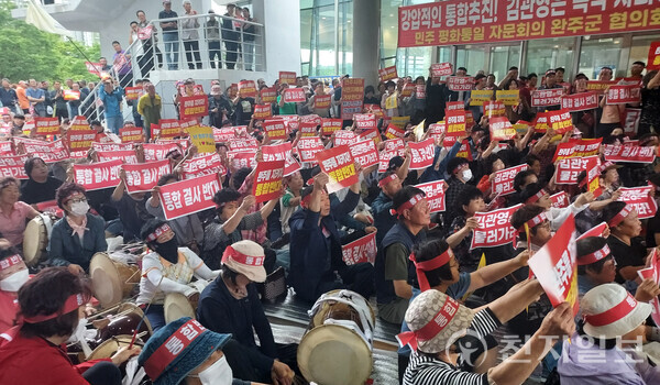 [천지일보 전북=김동현 기자] 전주·완주 통합을 두고 역사 복원과 지역 발전을 주장하는 찬성 측과 삶터를 지키려는 반대 측의 갈등이 깊어지는 가운데 이번 논의가 전북의 미래를 여는 길이 될지 또 다른 상처를 남길지 주목된다. 사진은 지난달 25일 김관영 전북지사의 완주군민과의 대화가 예정된 가운데 완주군민들이 완주·전주 통합을 반대하는 집회를 벌이고 있는 모습. ⓒ천지일보 2025.07.08.