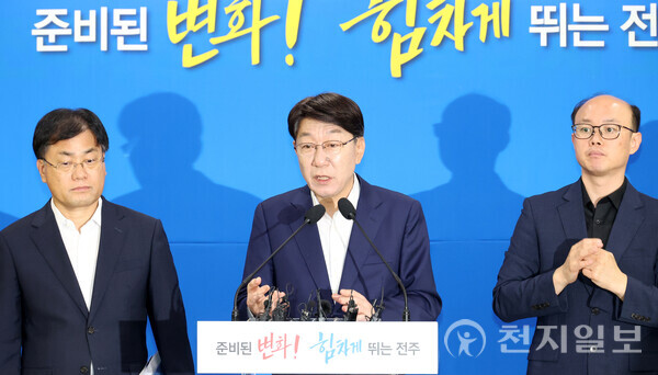 전주·완주 통합을 두고 역사 복원과 지역 발전을 주장하는 찬성 측과 삶터를 지키려는 반대 측의 갈등이 깊어지는 가운데 이번 논의가 전북의 미래를 여는 길이 될지 또 다른 상처를 남길지 주목된다. 사진은 지난 3일 우범기 전주시장이 시청 회의실에서 민선 8기 3주년 기자회견을 하고 있는 모습. (제공: 전주시청) ⓒ천지일보 2025.07.08.