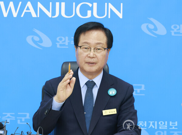 전주·완주 통합을 두고 역사 복원과 지역 발전을 주장하는 찬성 측과 삶터를 지키려는 반대 측의 갈등이 깊어지는 가운데 이번 논의가 전북의 미래를 여는 길이 될지 또 다른 상처를 남길지 주목된다. 사진은 지난 3일 유희태 완주군수가 긴급 기자회견을 하고 있는 모습. (제공: 완주군청) ⓒ천지일보 2025.07.08.