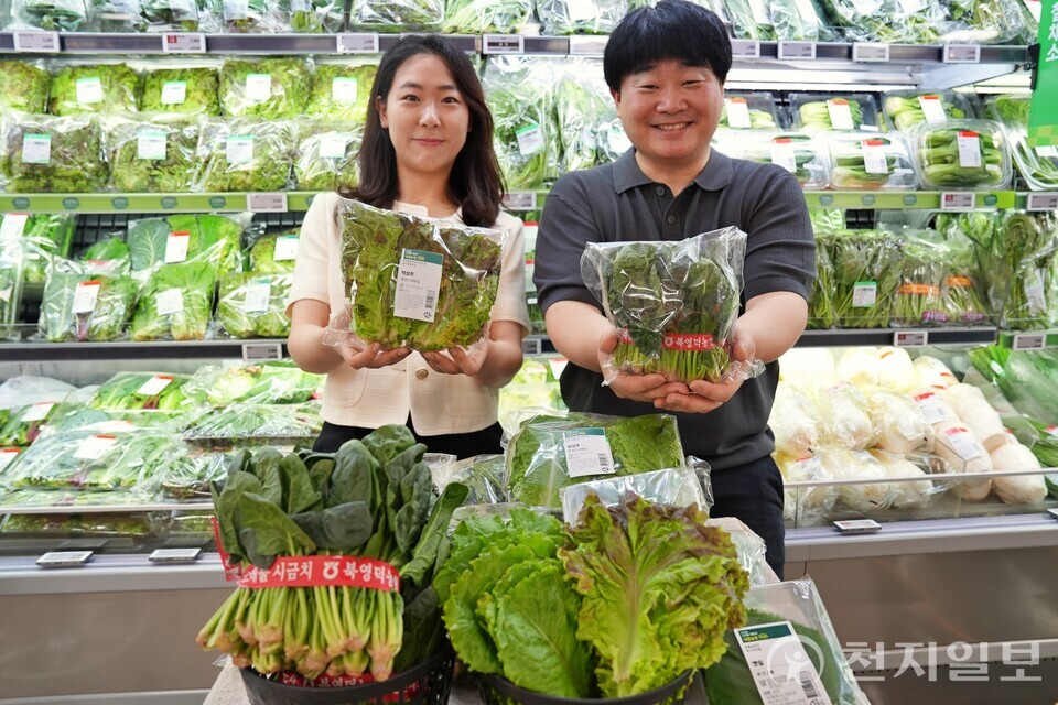 김시은 롯데마트 MD(왼쪽)와 홍윤희 MD가 서울시 송파구에 위치한 롯데마트 제타플렉스 잠실점 채소코너에서 CA시금치와 스마트팜 잎채소를 홍보하고 있다. (제공: 롯데마트) ⓒ천지일보 2025.07.08.