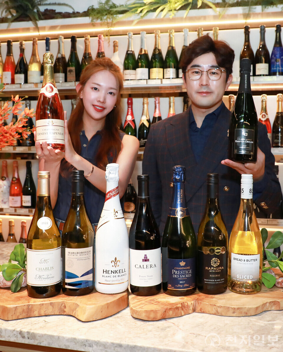 8일 서울 강남구에 위치한 현대백화점 무역센터점 지하 1층 와인웍스 매장에서 직원들이 ‘이달의 와인’ 7월 상품을 소개하고 있다. (제공: 현대백화점) ⓒ천지일보 2025.07.08.