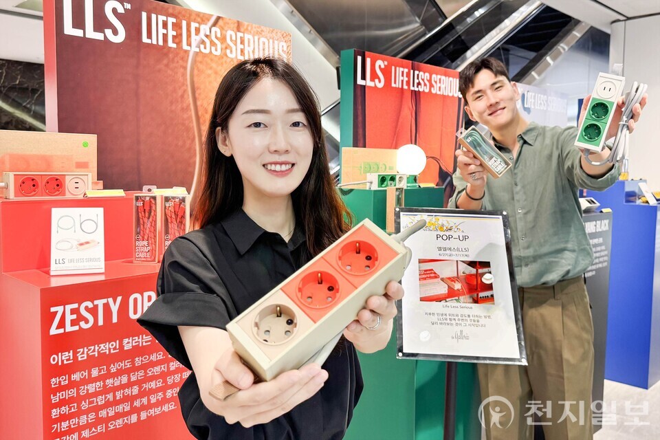 서울 갤러리아명품관 웨스트 4층에서 모델들이 ‘엘엘에스(LLS)’ 팝업스토어의 대표 제품인 인테리어 오브제 멀티탭을 소개하고 있다. (제공: 갤러리아백화점) ⓒ천지일보 2025.07.08.