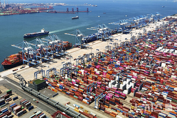 [칭다오=AP/뉴시스] 중국의 주요 원유 수입 항구인 산둥항이 미국의 제재대상 유조선의 입항을 전면 중단한 것으로 알려졌다. 지난해 6월6일 산둥성 칭다오항의 모습. 2025.01.09