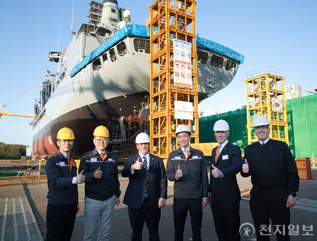 미국 해군성 존 필린 장관(왼쪽 세 번째)과 한화그룹 김동관 부회장(왼쪽 네 번째) 등 관계자들이 한화오션 거제사업장에서 정비 중인 ‘유콘’함을 배경으로 기념촬영을 하고 있다. (제공: 한화오션) ⓒ천지일보 2025.05.01.