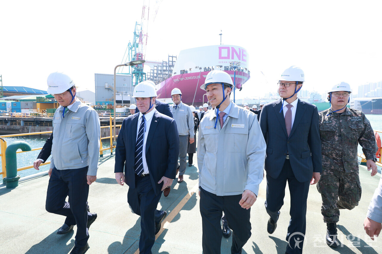 정기선 HD현대 수석부회장이 존 필린 미 해군성 장관과 함께 HD현대중공업 특수선 야드를 둘러보며 건조 중인 함정들을 소개하고 있다. (제공: HD현대) ⓒ천지일보 2025.05.01.