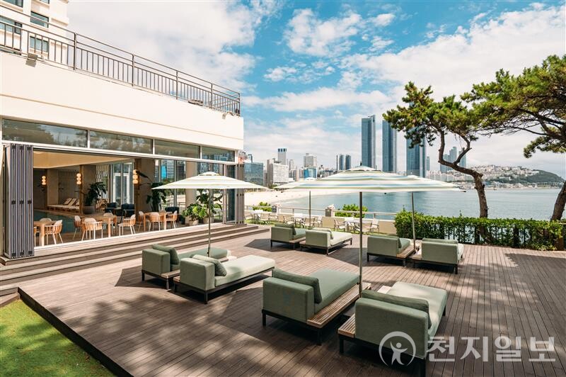 야외 수영장 가든. (제공: 웨스틴 조선 부산) ⓒ천지일보 2025.07.09.