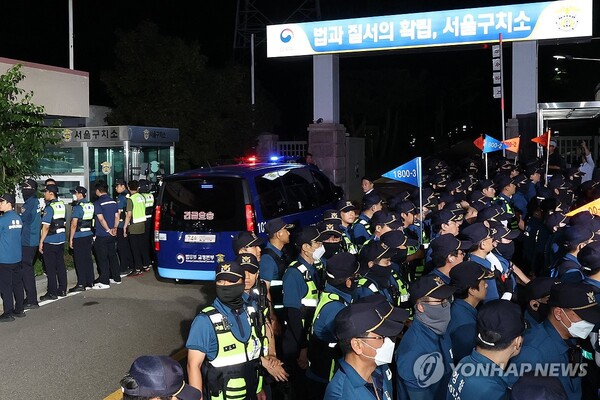 구속 전 피의자 심문(영장실질심사)을 마친 윤석열 전 대통령이 탑승한 차량이 9일 경기도 의왕시 서울구치소로 들어가고 있다. 2025.7.9. (출처: 연합뉴스)