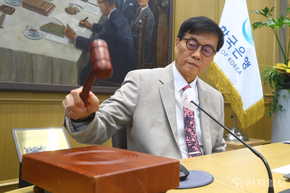 [천지일보=박준성 기자] 이창용 한국은행 총재가 10일 서울 중구 한국은행에서 열린 금융통화위원회에 참석해 의사봉을 두드리고 있다. (사진공동취재단)ⓒ천지일보 2025.07.10.