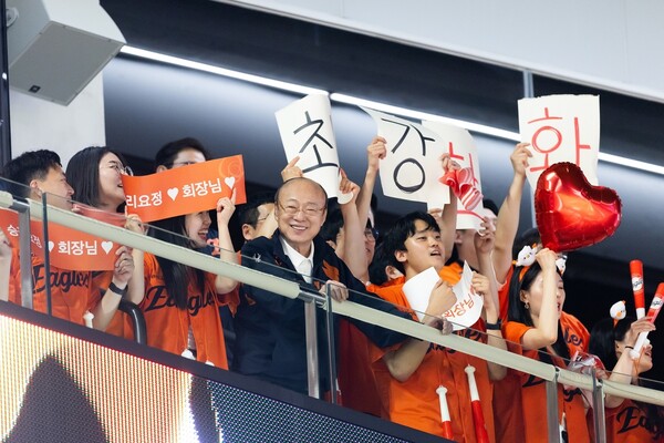 김승연 회장이 한화 이글스 경기를 참관하며 응원하고 있다. (출처:한화그룹)