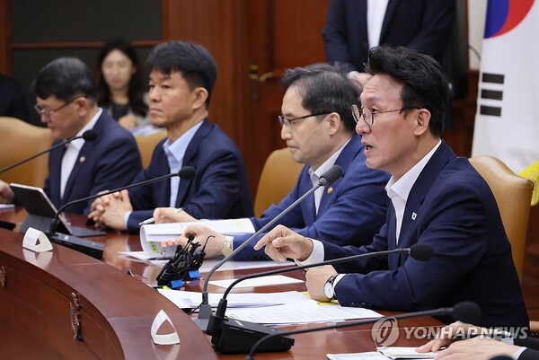 김민석 국무총리가 10일 서울 종로구 정부서울청사에서 열린 국정현안관계장관회의에서 발언하고 있다. (출처: 연합뉴스)