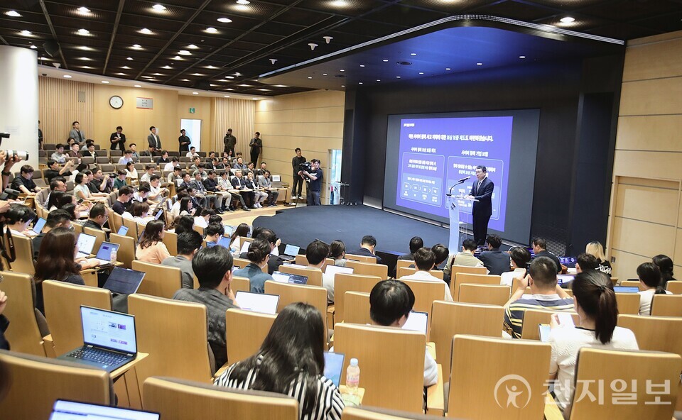 [천지일보=이시문 기자] 유영상 SK텔레콤 대표이사가 정부의 해킹 사태 관련 최종 조사 결과가 발표된 4일 오후 서울 중구 SKT타워에서 해킹 사태 관련 입장 및 향후 계획을 발표하고 있다. ⓒ천지일보 2025.07.04.