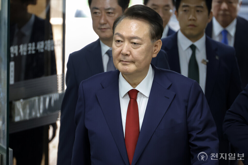 [천지일보=박준성 기자] 직권남용권리행사방해, 특수공무집행 방해 등의 혐의를 받는 윤석열 전 대통령이 9일 서울 서초구 서울중앙지방법원(남세진 영장전담 부장판사)에서 열린 구속 전 피의자 심문(영장실질심사)을 받기 위해 출석하고 있다. (사진공동취재단)ⓒ천지일보 2025.07.09.