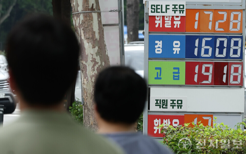 [천지일보=이시문 기자] 국내 주유소 휘발유와 경유의 주간 평균 가격이 3주 연속 상승한 가운데 6일 서울시내 한 주유소 가격 안내판에 유가 정보가 표시돼 있다. ⓒ천지일보 2025.07.06.