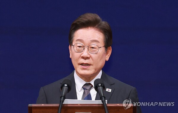 이재명 대통령이 13일 서울 강남구 코엑스에서 열린 2025 세계정치학회(IPSA) 서울총회 개막식에서 연설하고 있다. 2025.7.13. (출처: 연합뉴스)