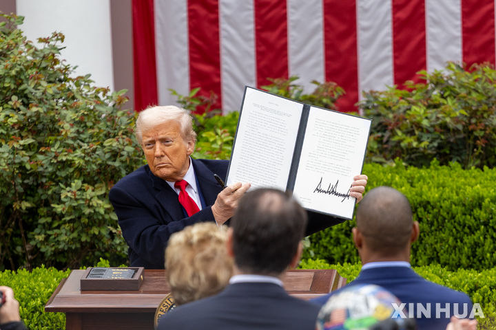 도널드 트럼프 미국 대통령이 4월 2일 미국 워싱턴 D.C. 백악관 로즈가든에서 상호 관세에 관한 행정명령을 보여주고 있다. (출처: 뉴시스)