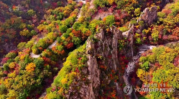 (서울=연합뉴스) 북한 조선중앙TV는 10월 중순 촬영한 금강산 10대 경관의 하나인 가을 단풍 모습을 20일 보도했다. [조선중앙TV 화면] 2023.10.20