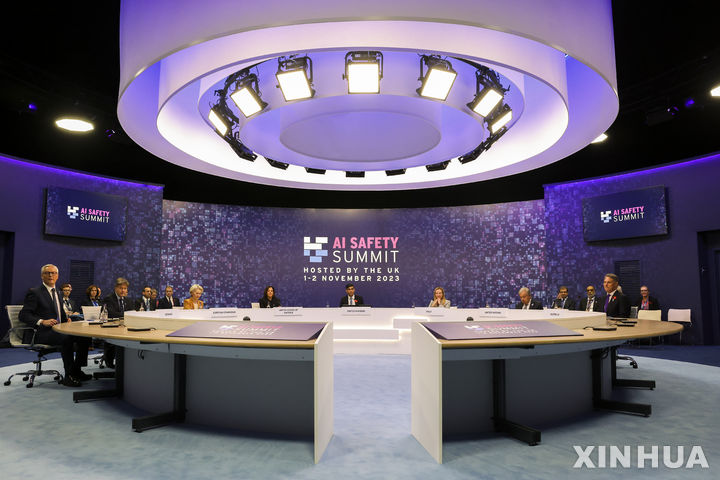2023년 11월 2일 영국 블레츨리 파크에서 열린 AI 안전 정상회의. 이 정상회의에서 인공지능(AI) 안전에 관한 선언이 발표됐다. 이 선언에 따라 유럽연합(EU)과 회원 28개국은 AI가 안전하고 책임감 있는 방식으로 개발되고 사용되도록 보장하기 위한 새로운 국제적 노력의 필요성에 동의했다. (출처: 뉴시스)