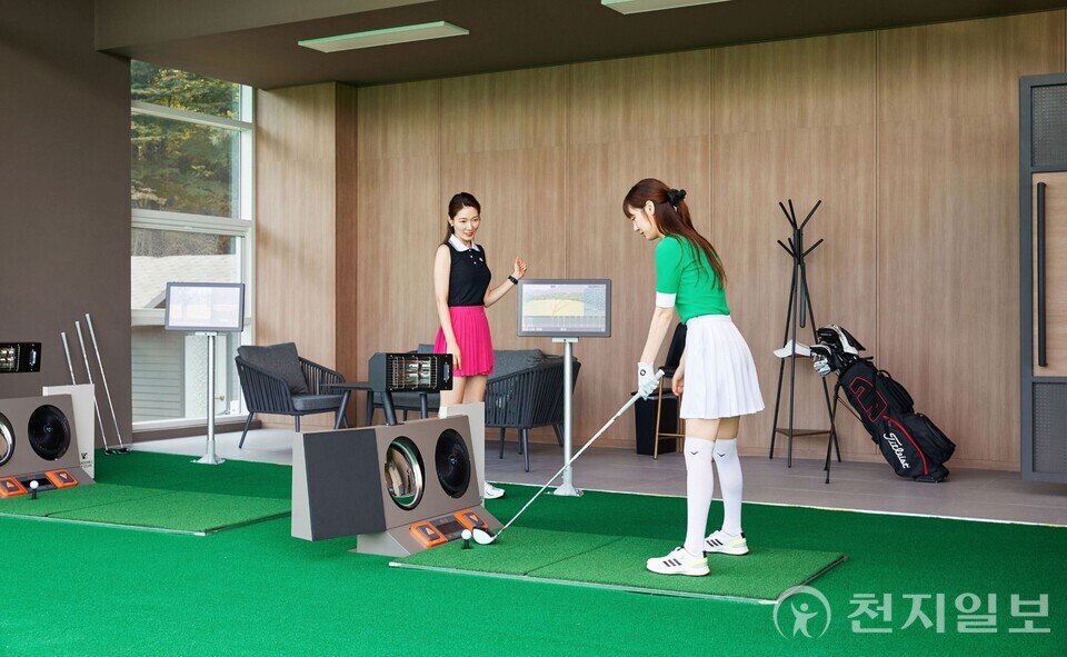 워커힐 골프클럽에 프라이빗한 공간에서 골프 연습을 즐길 수 있는 2인 타석 ‘VIP 룸’이 마련돼 있다. (제공: 워커힐 호텔앤리조트) ⓒ천지일보 2025.07.15.