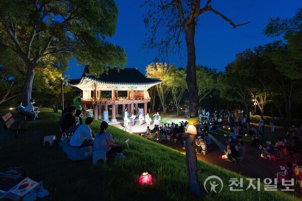 진주성에서 ‘공연형 도보투어’ 프로그램이 진행되고 있다. (제공: 진주시) ⓒ천지일보 2025.07.15.