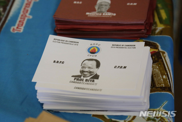 지난 대선인 2018년 10월 7일 카메룬 브리케트리 지역의 투표소에 폴 비야 대통령의 이름이 적힌 투표용지가 있다. 92살의 비야 대통령은 최근 8선 도전을 발표했다. (출처: 뉴시스)