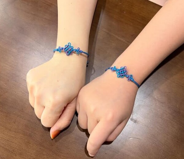 넷플릭스 배급 에니메이션 '케이팝 데몬 헌터스'에 등장하는 한국 전통 매듭팔찌의 모습. (출처: SNS) ⓒ천지일보 2025.07.16.