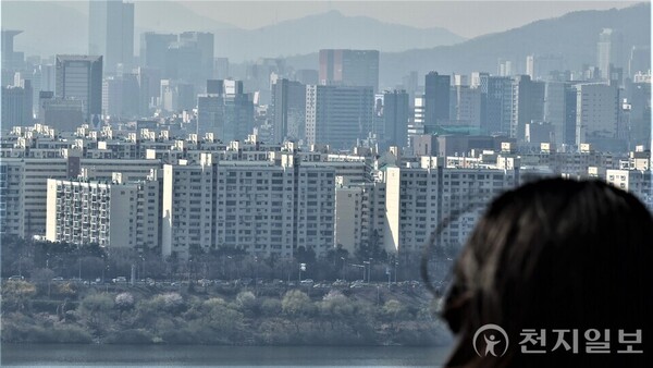 [천지일보=이시문 기자] 7일 오후 서울 성동구 응봉산에서 한 시민이 강남구 아파트단지를 바라보고 있다. ⓒ천지일보 2025.04.07.