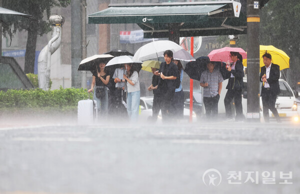 [천지일보=남승우 기자] 전국 대부분 지역에서 비가 내리며 본격적인 장마철이 시작된 2일 서울 시내에서 시민들이 우산을 쓴 채 이동하고 있다. ⓒ천지일보 2024.07.02.