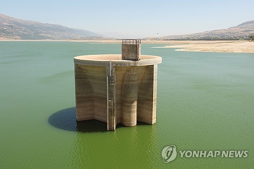 9일(현지시간) 레바논 카라운 마을 근처에서 가뭄을 겪고 있는 레바논 최대 저수지 카라운 호수. (출처: 연합뉴스)
