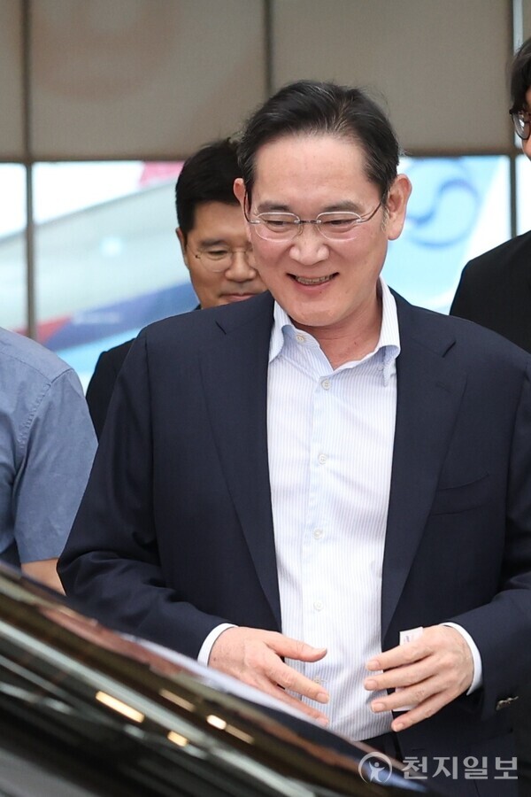 [천지일보=김정필 기자] 이재용 삼성전자 회장이 14일 오전 미국 출장을 마치고 서울 강서구 서울김포비즈니스항공센터(SGBAC)를 통해 귀국하면서 취재진 질문에 미소를 짓고 있다. ⓒ천지일보 2025.07.14.
